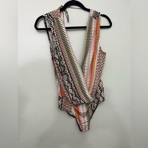 S BCBG fun deep v bodysuit with open back